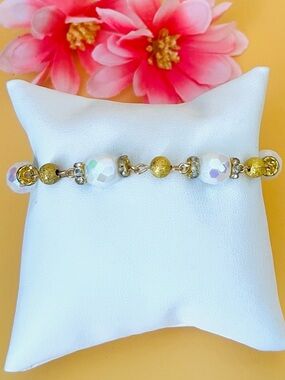 Gold plated bracelet with magnetic clasp plus white beads
